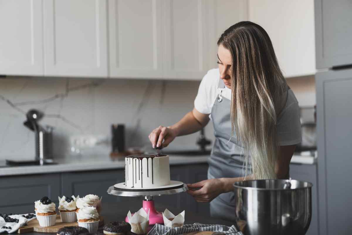 Cake maker decorating a cake